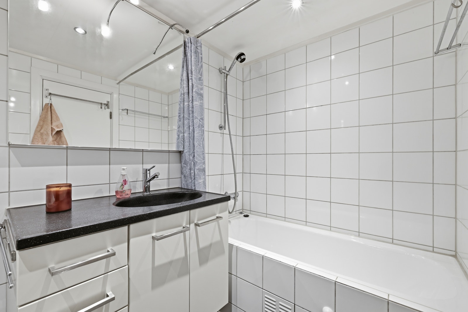 Gjennomført og romslig bad Galleribilde