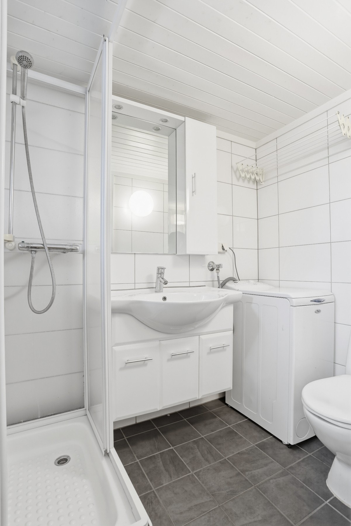 Bad i hybeldel har tidliger vært vaskerom med innvendig inngang til hoveddel. Rommet er ikke beregenet til varig opphold. Galleribilde