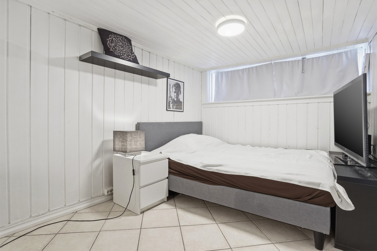 Soverom/kontor er flislagt med (rommet er ikke godkjent for varig opphold) Galleribilde