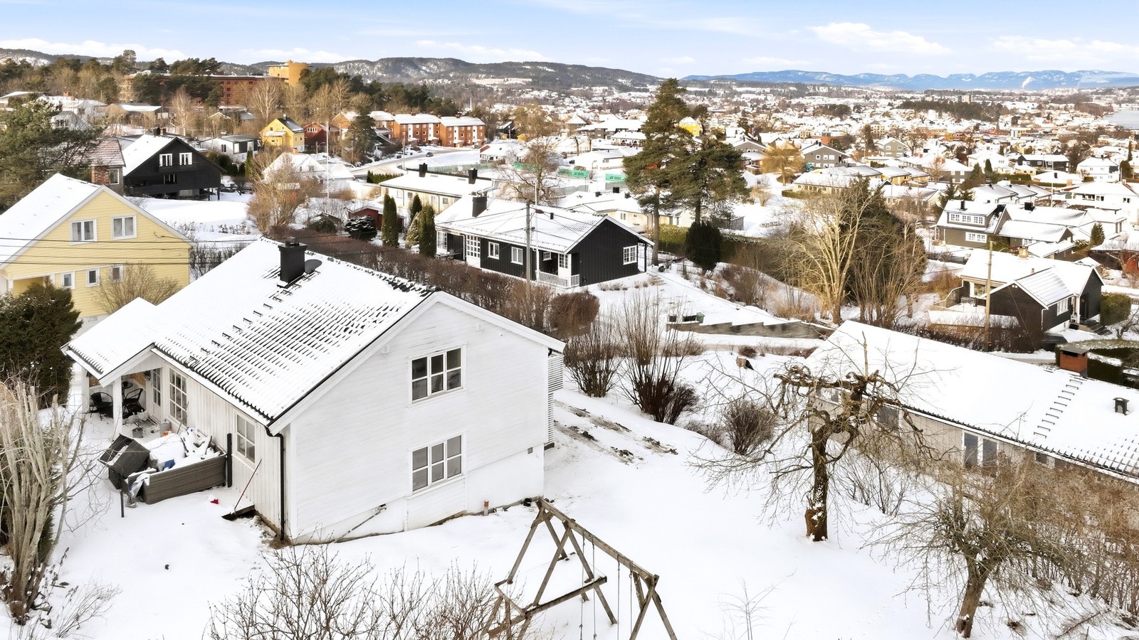 Fra terrasse har man adkomst til koselig hage med gressplen, hekkeplanter og prydbusker. Galleribilde