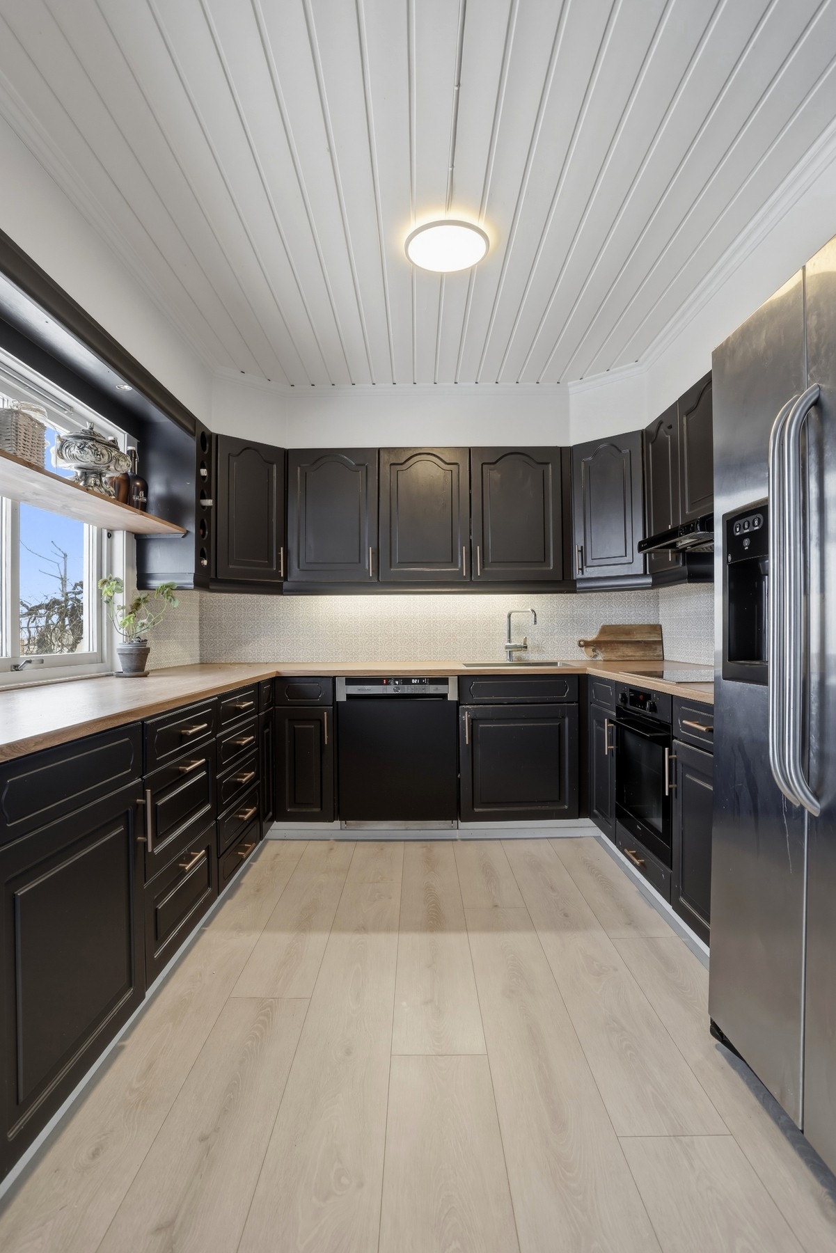 Kjøkkeninnredningen består av oppvaskmaskin, platetopp, stekeovn og kjøleskap. Galleribilde