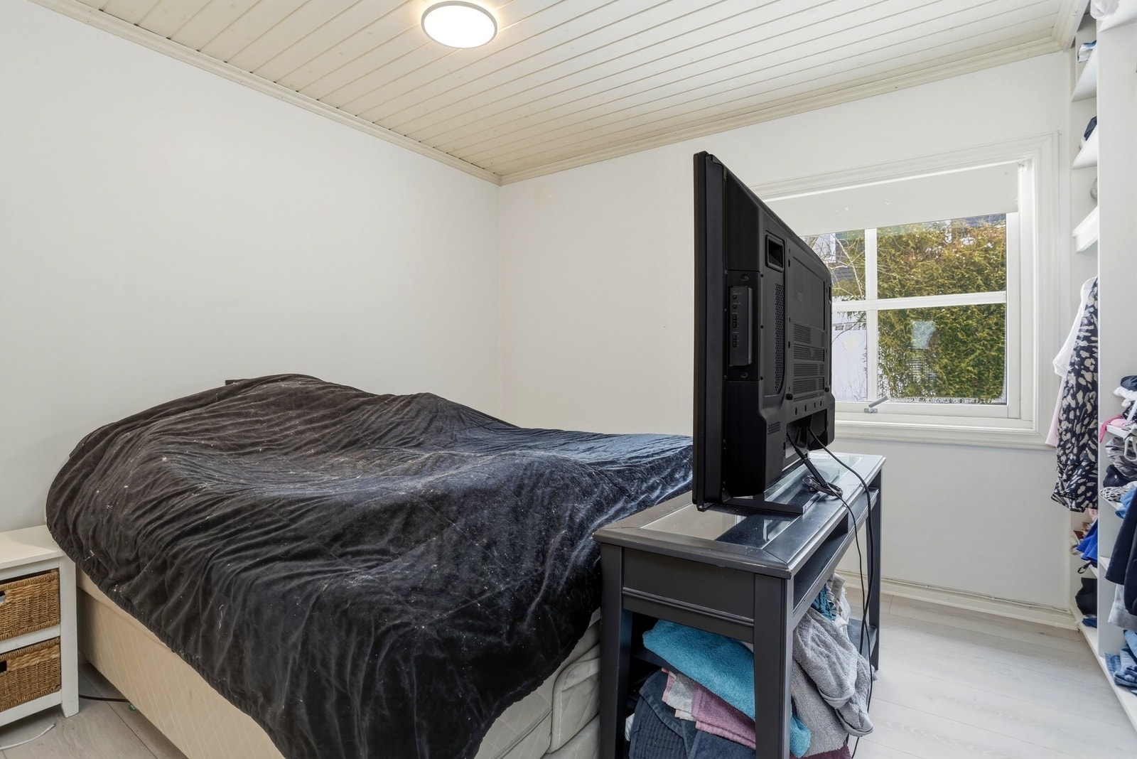 Soverom i 1.etg. med plass til dobbeltseng og garderobeskaper. Galleribilde