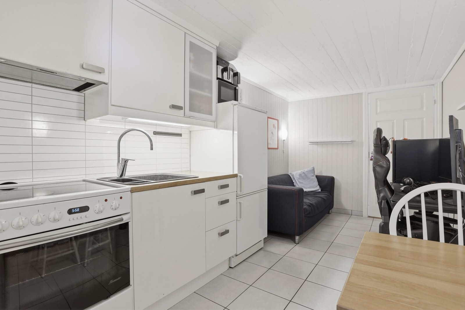 Hybel men kun utvendig utgang inneholder stue/kjøkken, soverom og bad og har varmekabler i alle rom.
(rommet er ikke godkjent for varig opphold) Galleribilde