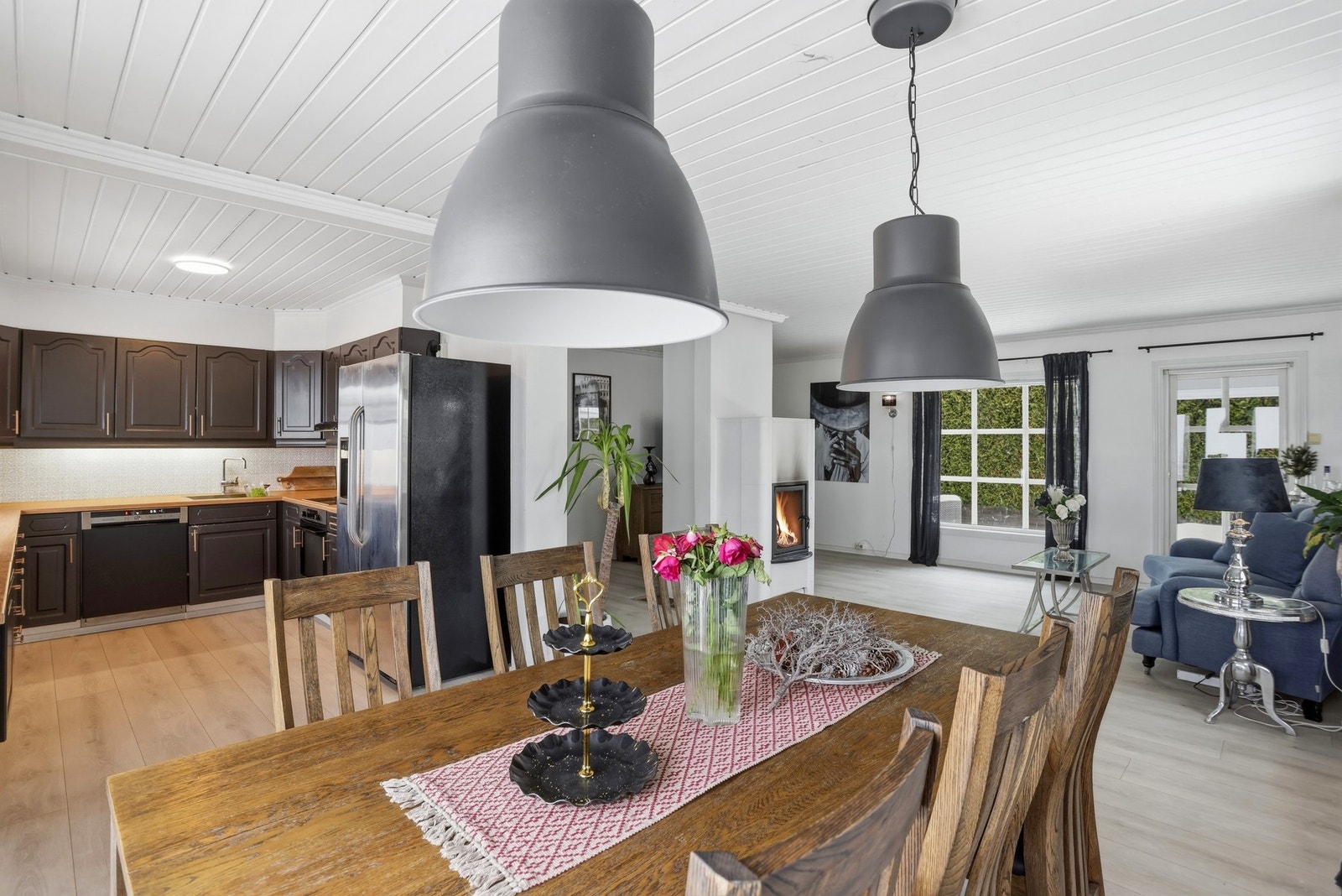 Kjøkken ligger i åpen løsning mot vinkelstue. Utgang til terrasse og hage. Galleribilde