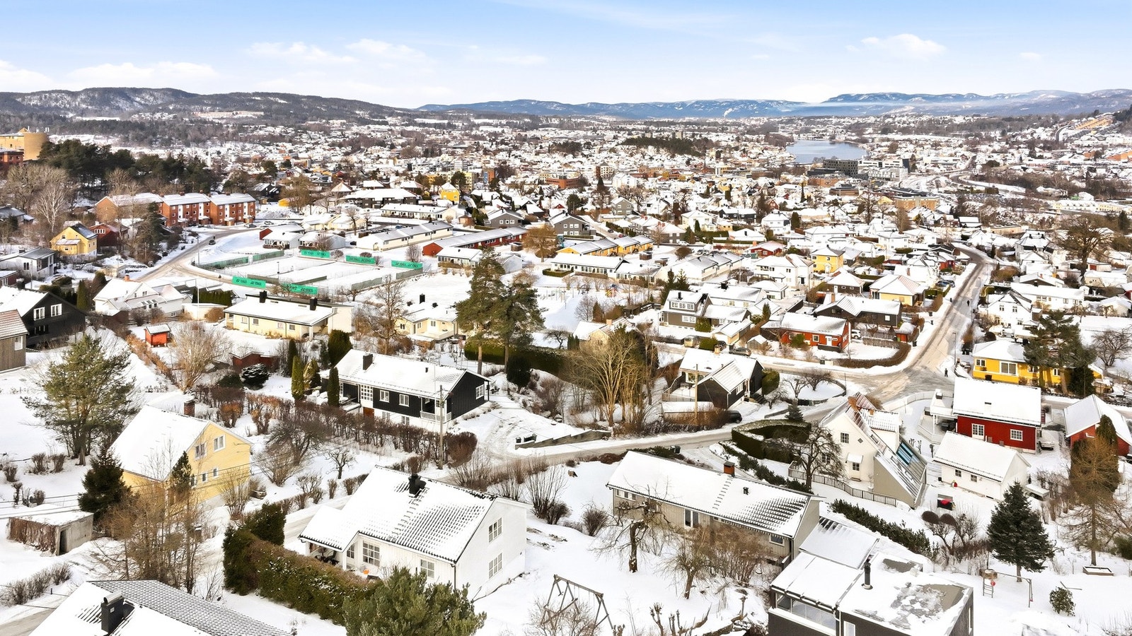 Kort vei til lekeplass rett ved og tennisbaner. Galleribilde