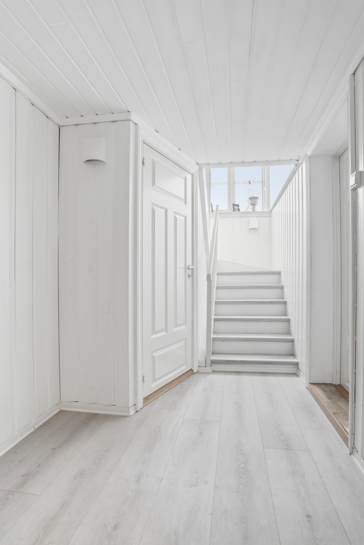 Trappegang med teknisk rom. Her er varmtvannsbereder plassert. Galleribilde