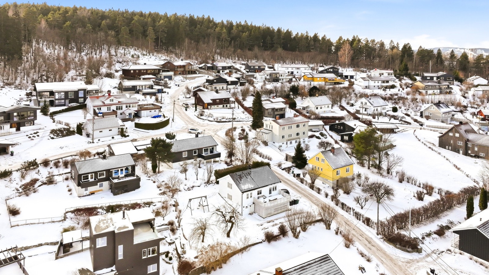 Boligen ligger på Øvre Bjørntvedt med gode sol- og utsiktsforhold. Galleribilde