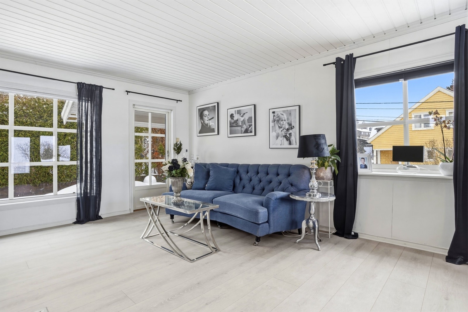 Her har man plass til sofamøblement og opplegg for tv og medieløsninger. Galleribilde