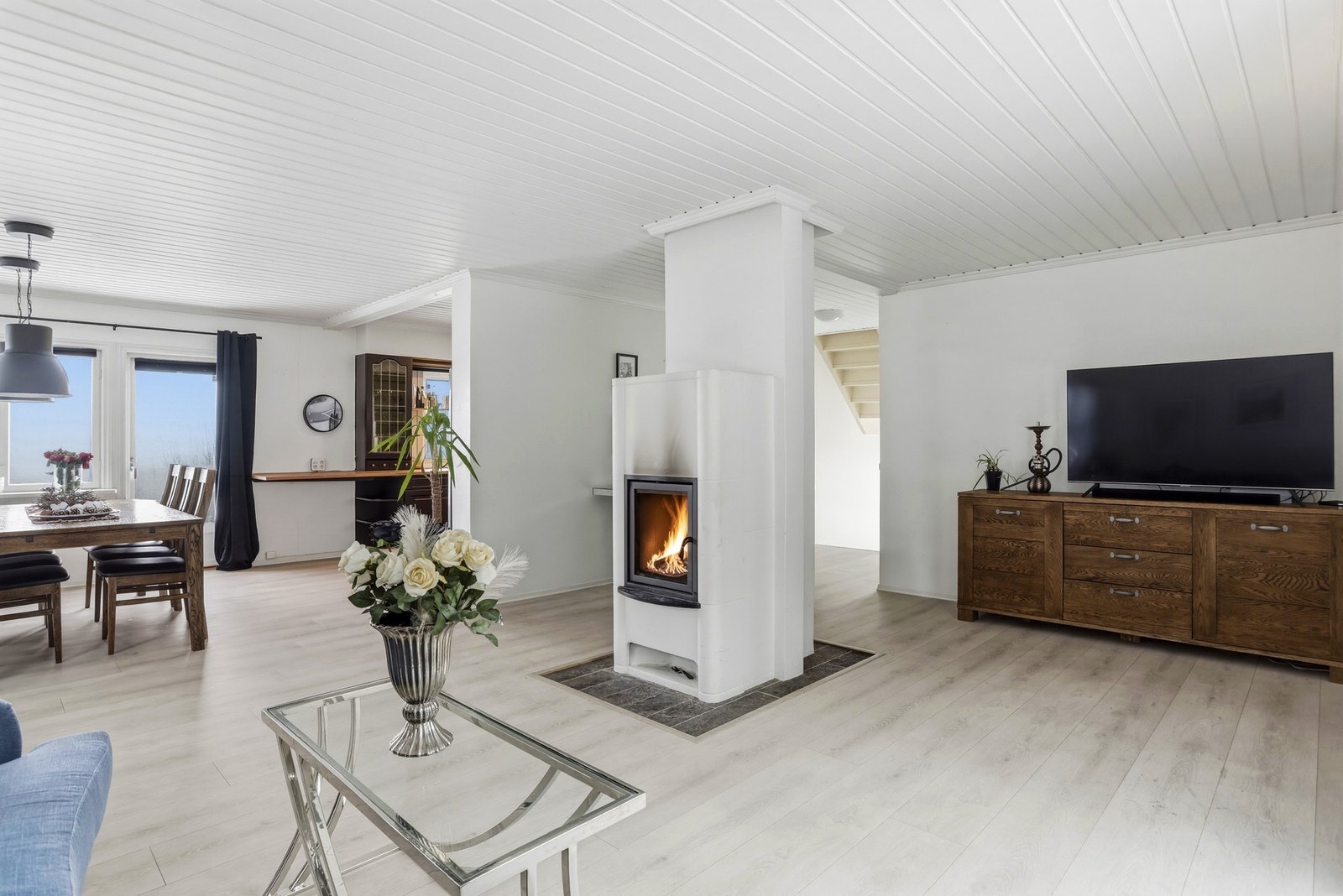 Montert fin peis i stue. Galleribilde