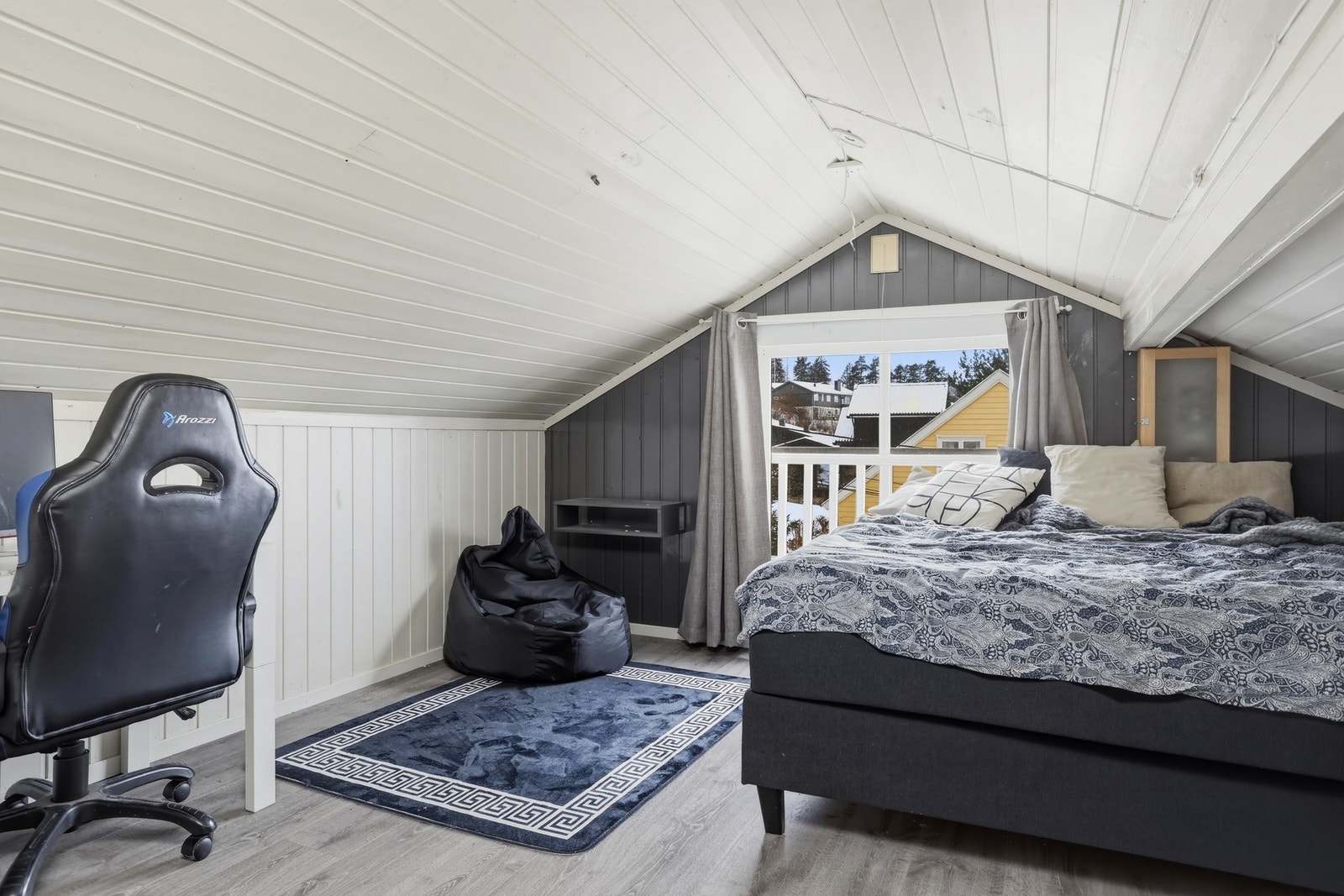 Innredet loftsstue/soverom i 2.etg med kott i knevegger. (rommet er ikke godkjent for varig opphold). Galleribilde