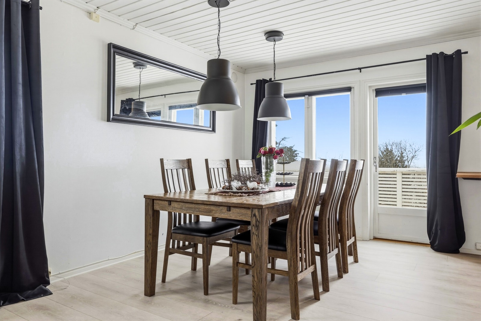 Spisestuen ligger i tilknytning til kjøkken. Galleribilde