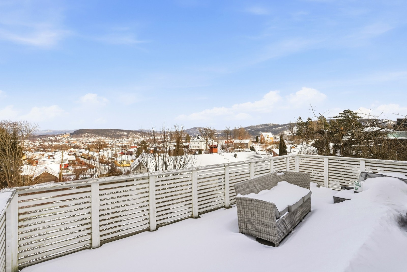 Fra balkong har man gode sol- og utsiktsforhold. Galleribilde