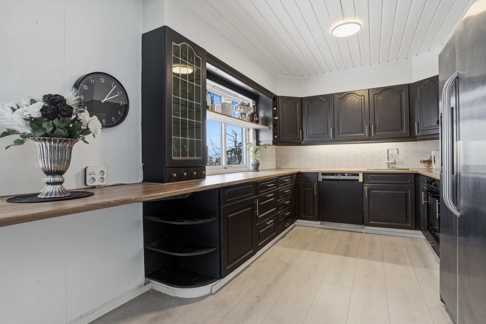 Stort kjøkken i sorte fronter med god benke- og skapplass. Galleribilde