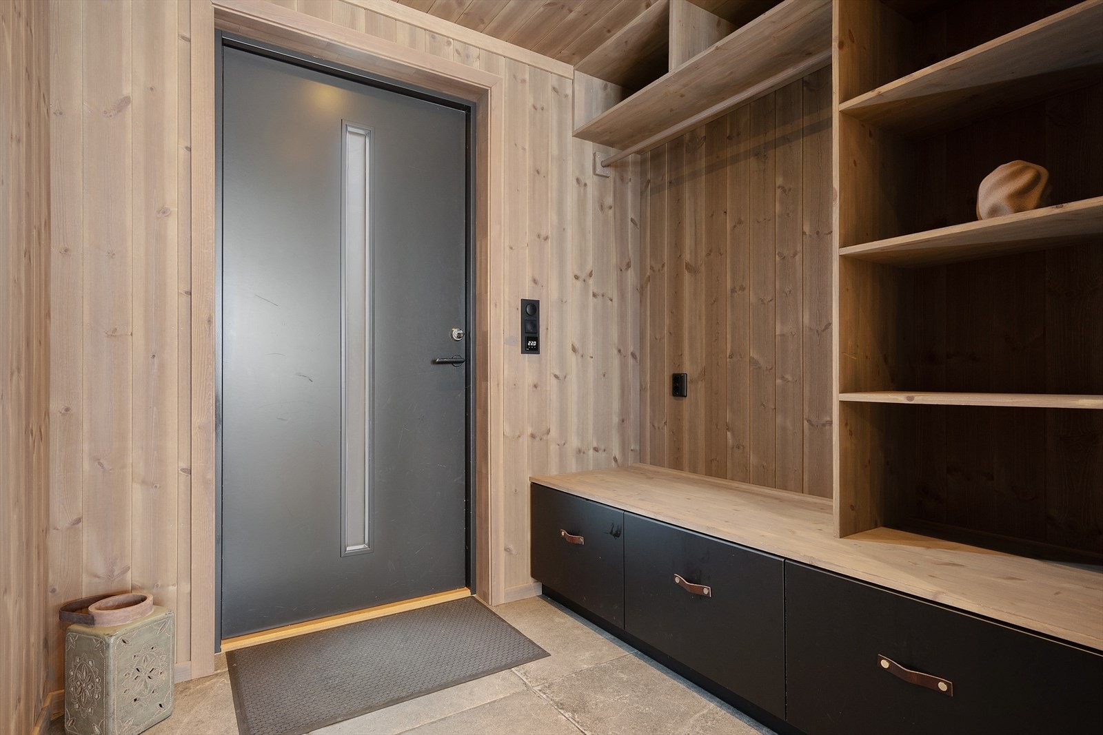Hall med varmekabler og god plass til oppbevaring. Galleribilde