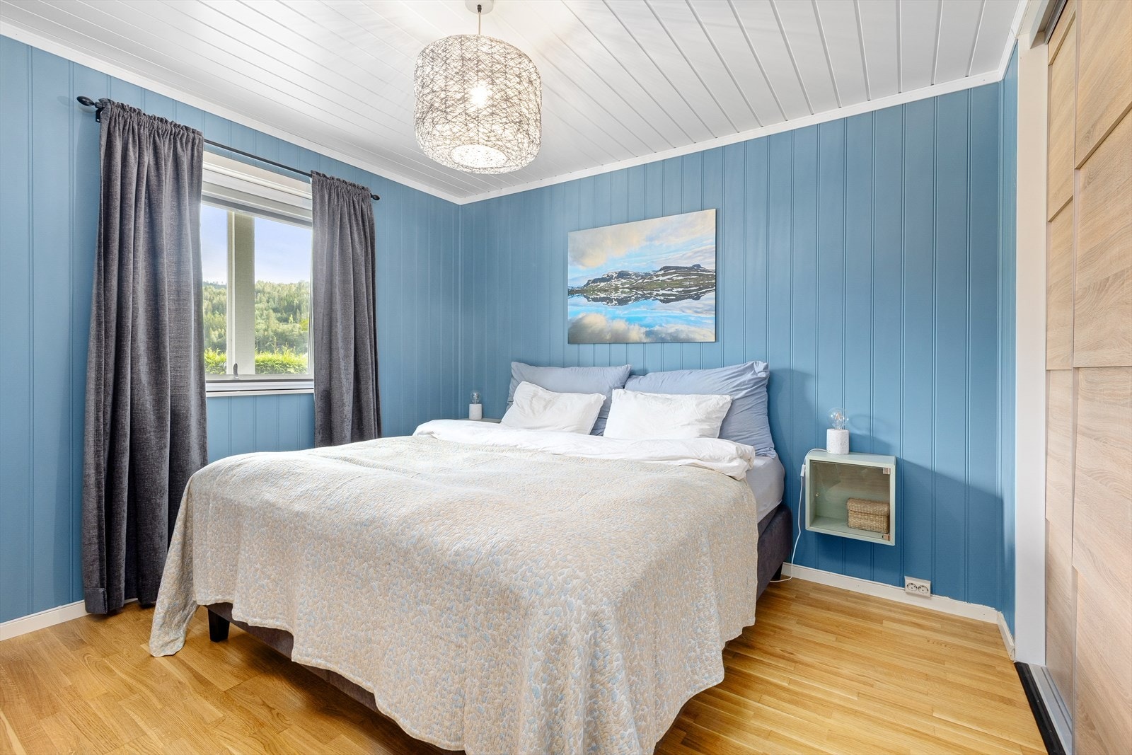 Hovedsoverom med god plass til dobbeltseng. Galleribilde