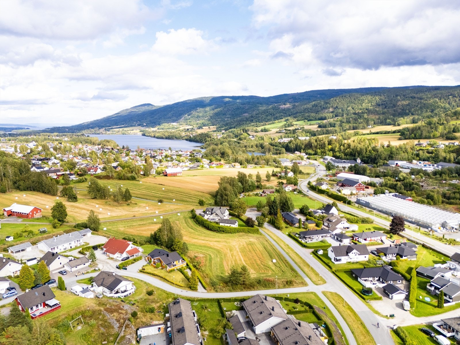 Eiendommen ligger i et rolig og barnevennlig område med kort vei til både Åmot og Vikersund. Galleribilde