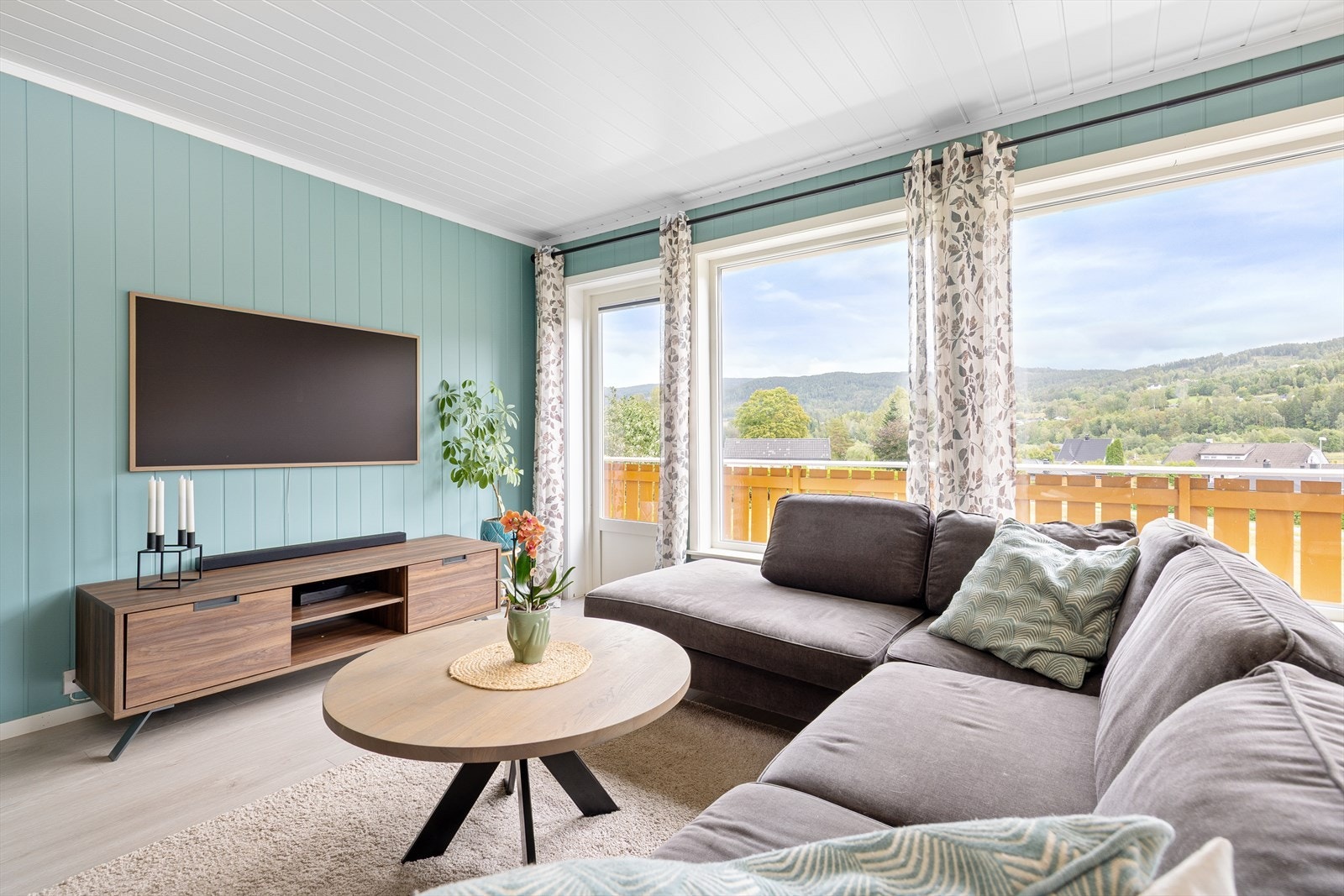 Fra stua er det utgang til en romslig og solrik terrasse med gode utsiktsforhold. Galleribilde