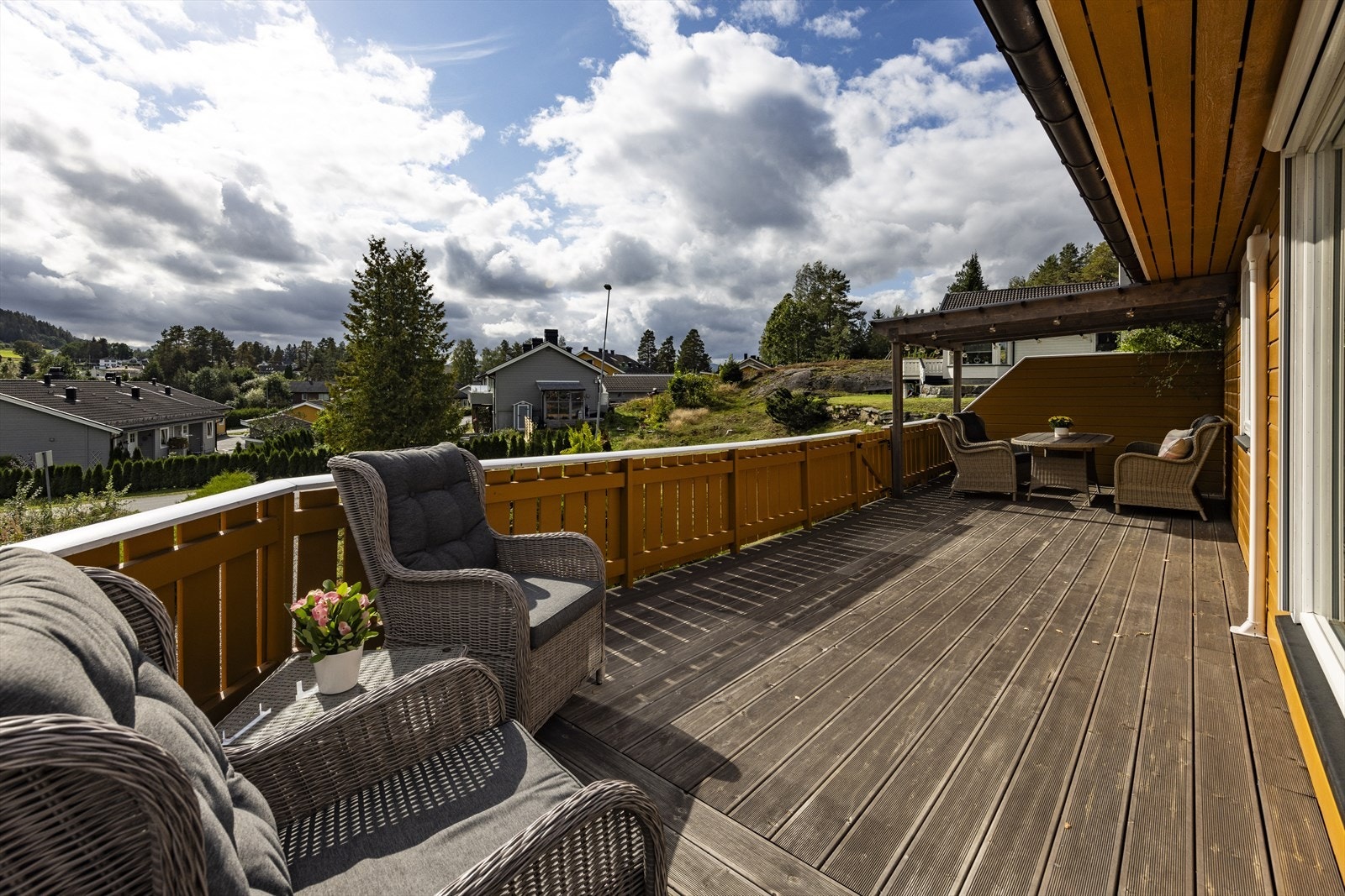 Romslig terrasse med pergola. Galleribilde