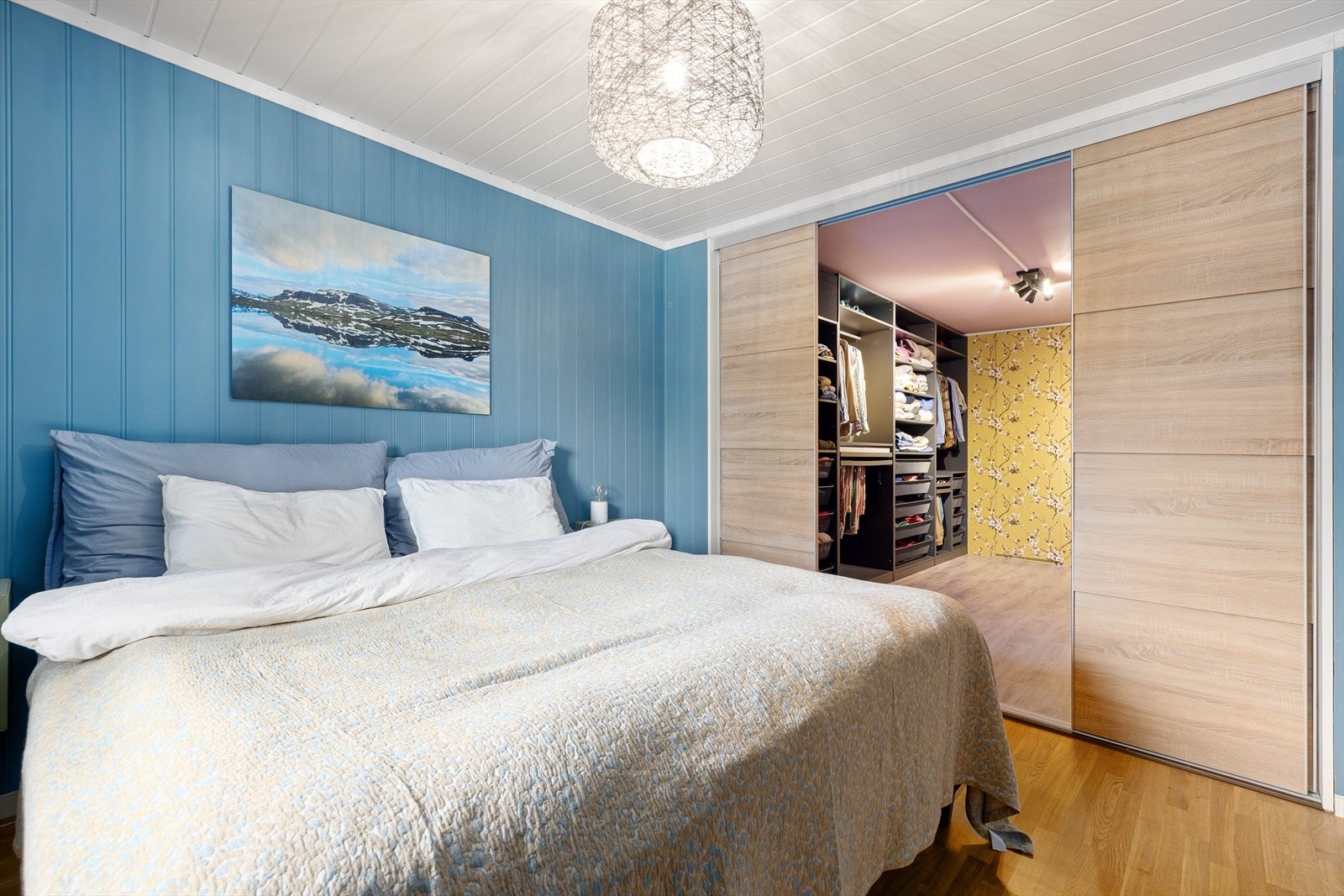 Til soverommet er det en tilstøtende bod som er innredet til et garderoberom. Galleribilde