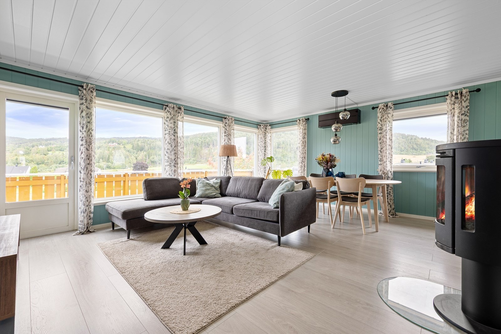 Romslig stue med store vindusflater som slipper inn rikelig med naturlig lys. Galleribilde