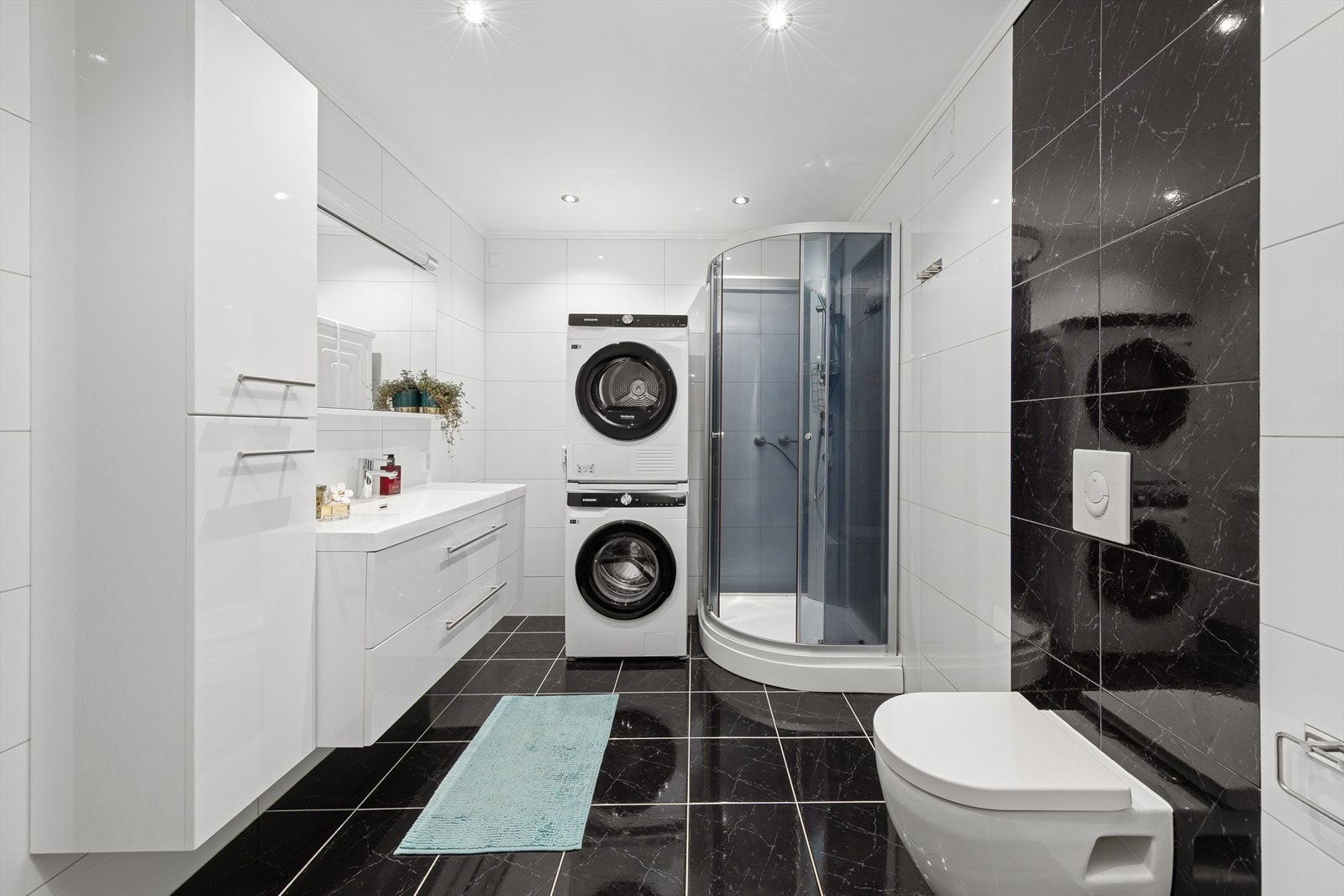 Kombinert bad/vaskerom i u.etg. med servantinnrending, høyskap, dusjkabinett, vegghengt toalett og opplegg for vaskemaskin. Galleribilde