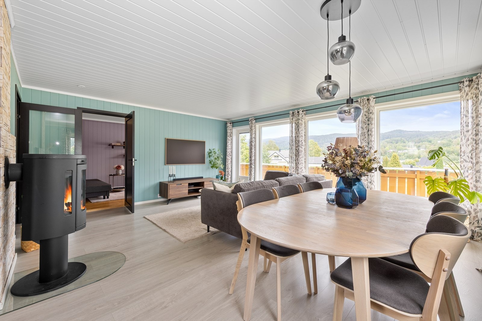 I stua er det montert en moderne peisovn i tillegg til luft-/luft varmepumpe. Galleribilde