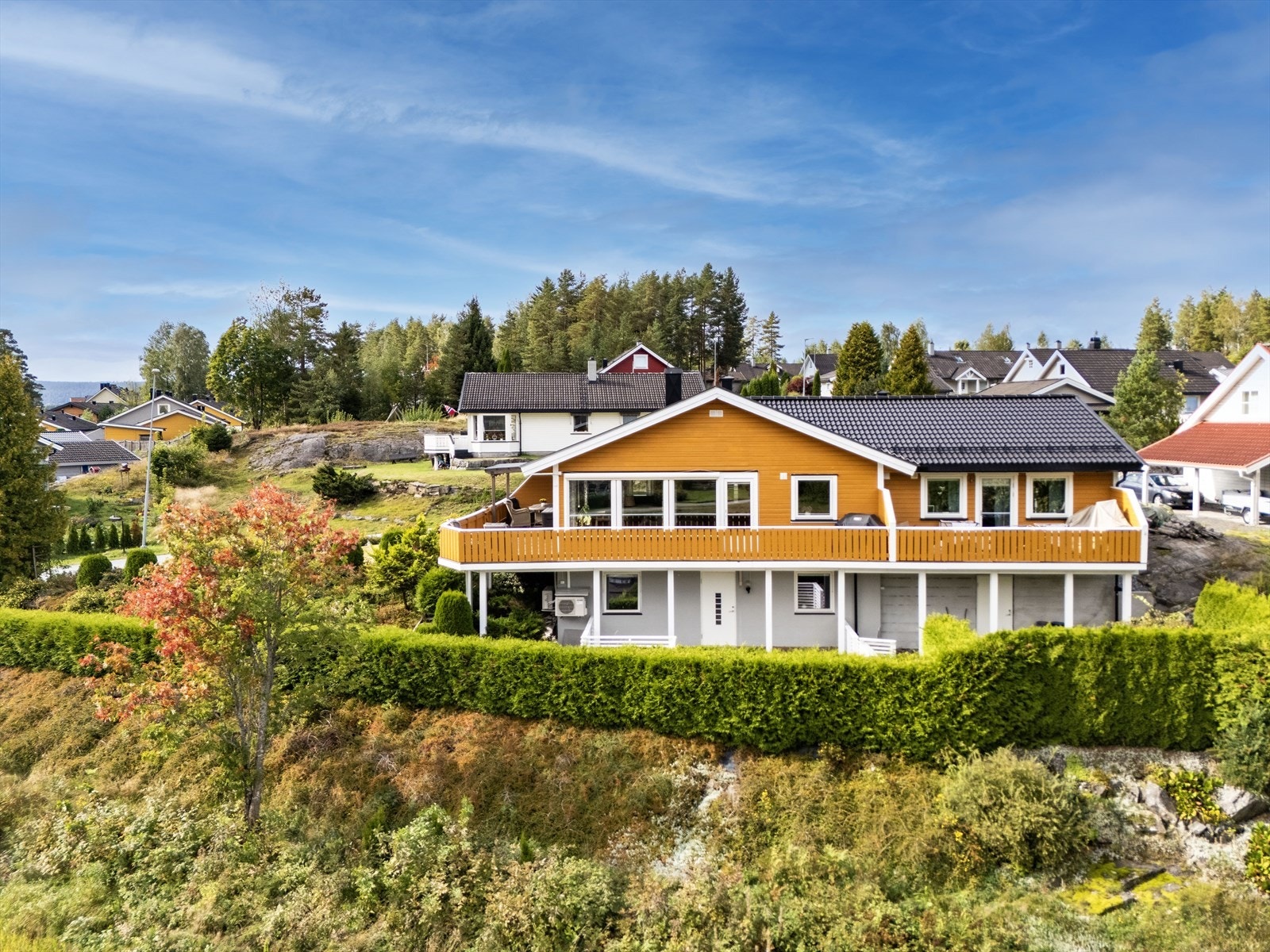 Boligen ligger på en liten høyde med gode sol- og utsiktsforhold. Galleribilde