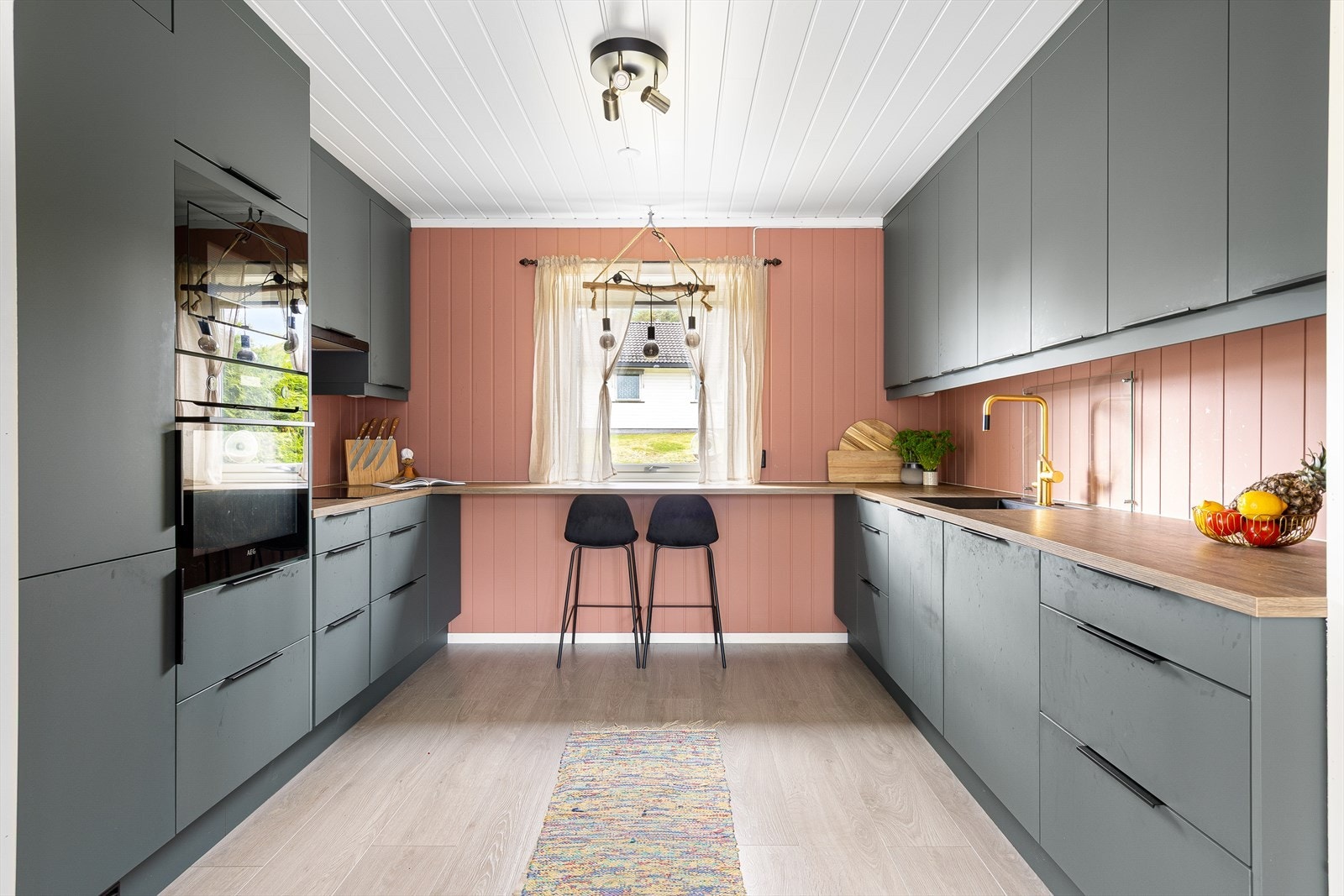 Nyere kjøkkeninnredning fra Alfa3 Kjøkken. Kjøkkenet inneholder integrerte hvitevarer som komfyr, induksjon platetopp, kjøl-/frys og oppvaskmaskin. Galleribilde