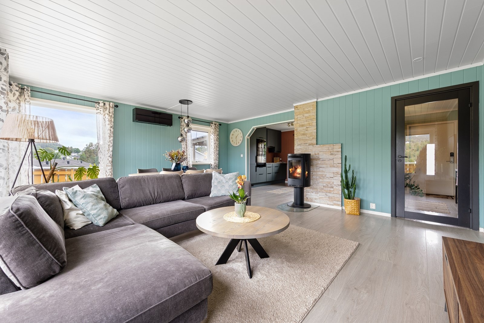 I stua er det god plass til både sofa- og spisegruppe. Galleribilde