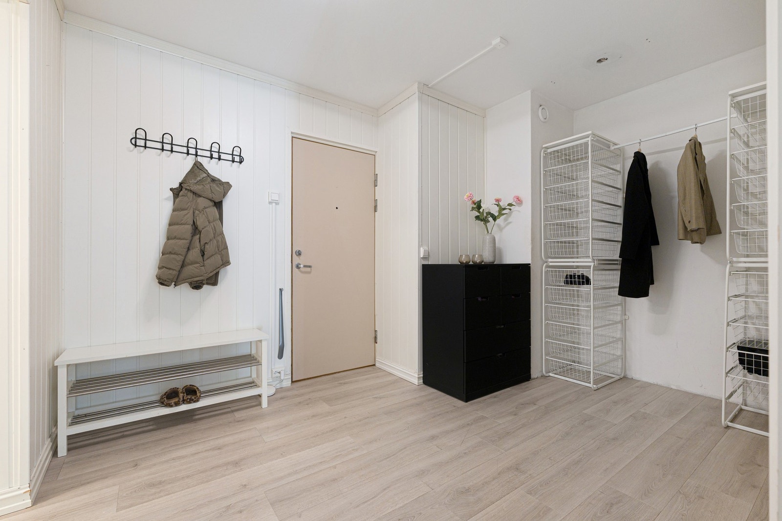 Innbydende gang/entré med god plass til oppheng av yttertøy. Tidligere bod i gangen er fjernet til fordel for en større og mer innbydende entré. Galleribilde