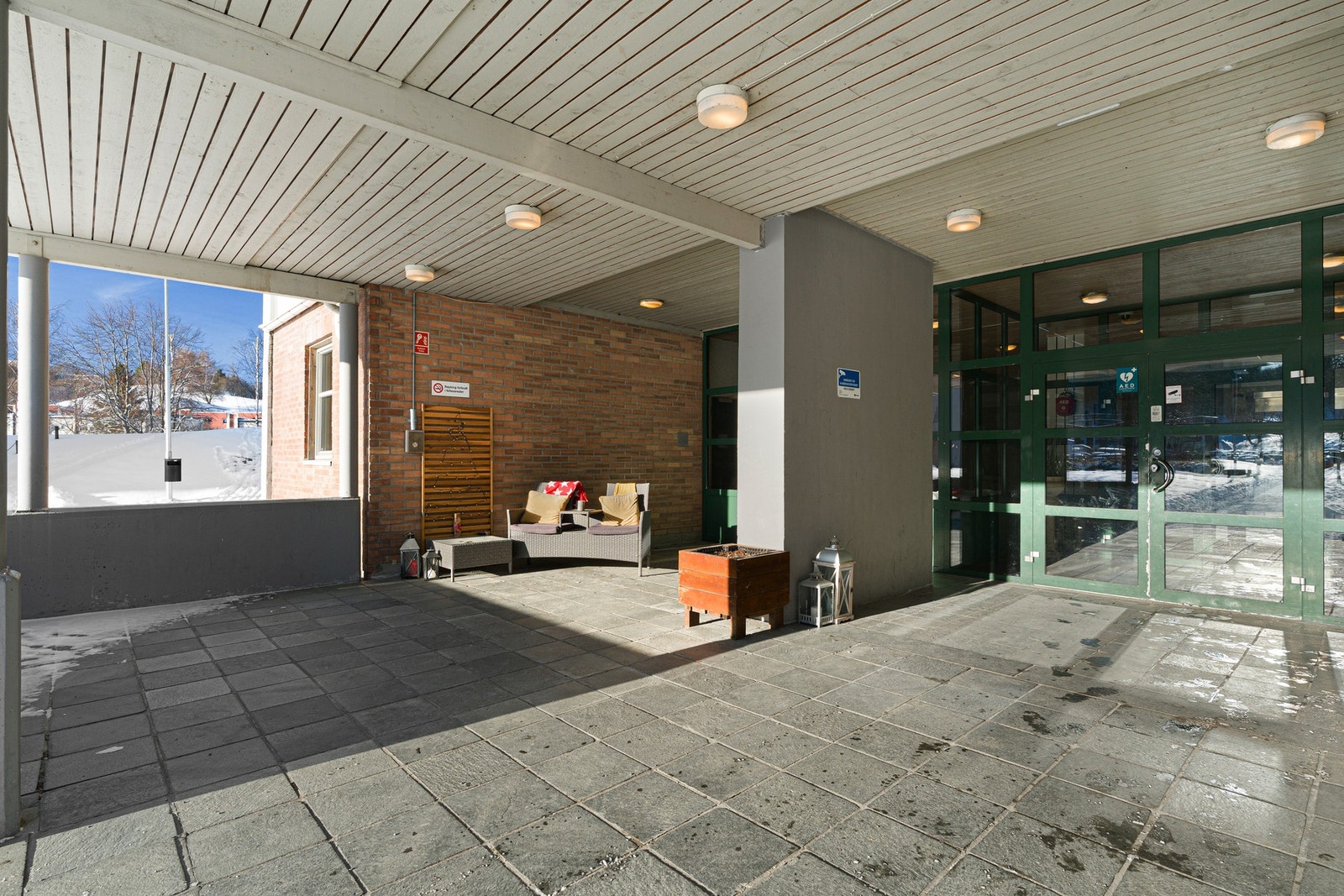 Overbygd inngangsparti med felles sittegruppe. Galleribilde