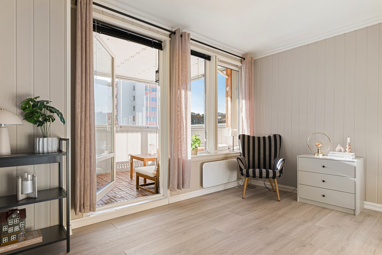 Fra stuen er det utgang til en sørvestvendt balkong med herlige solforhold. Galleribilde