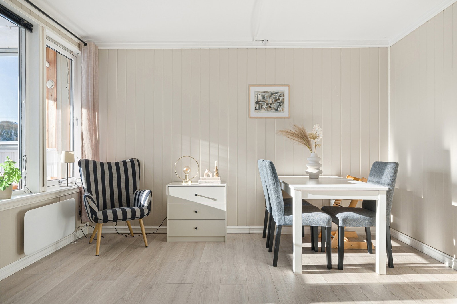 Mulighet for parkering av inntil 2 biler på utvendig parkeringsplass. Det er også gode muligheter for elbillading. Galleribilde