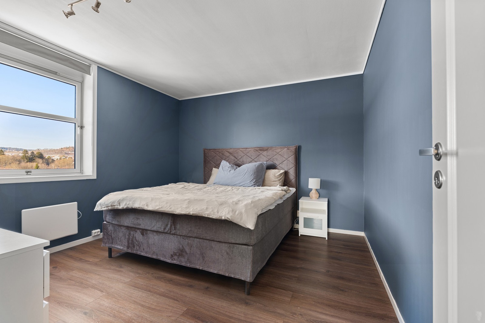 Stort soverom på 12,5 kvm. God plass til dobbeltseng og garderobeløsning. Galleribilde