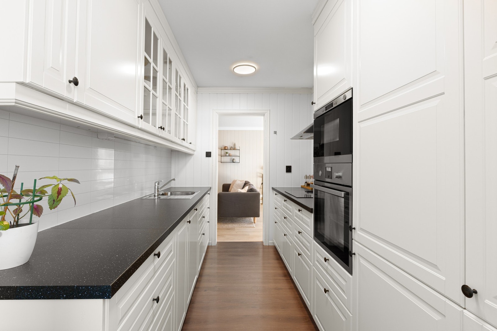 Praktisk integrert mirko- og stekeovn i ståhøyde. Galleribilde