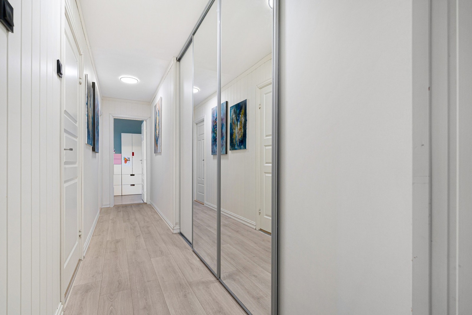 Skyvedørsgarderobe i gangen mot soverommene og badet. Galleribilde