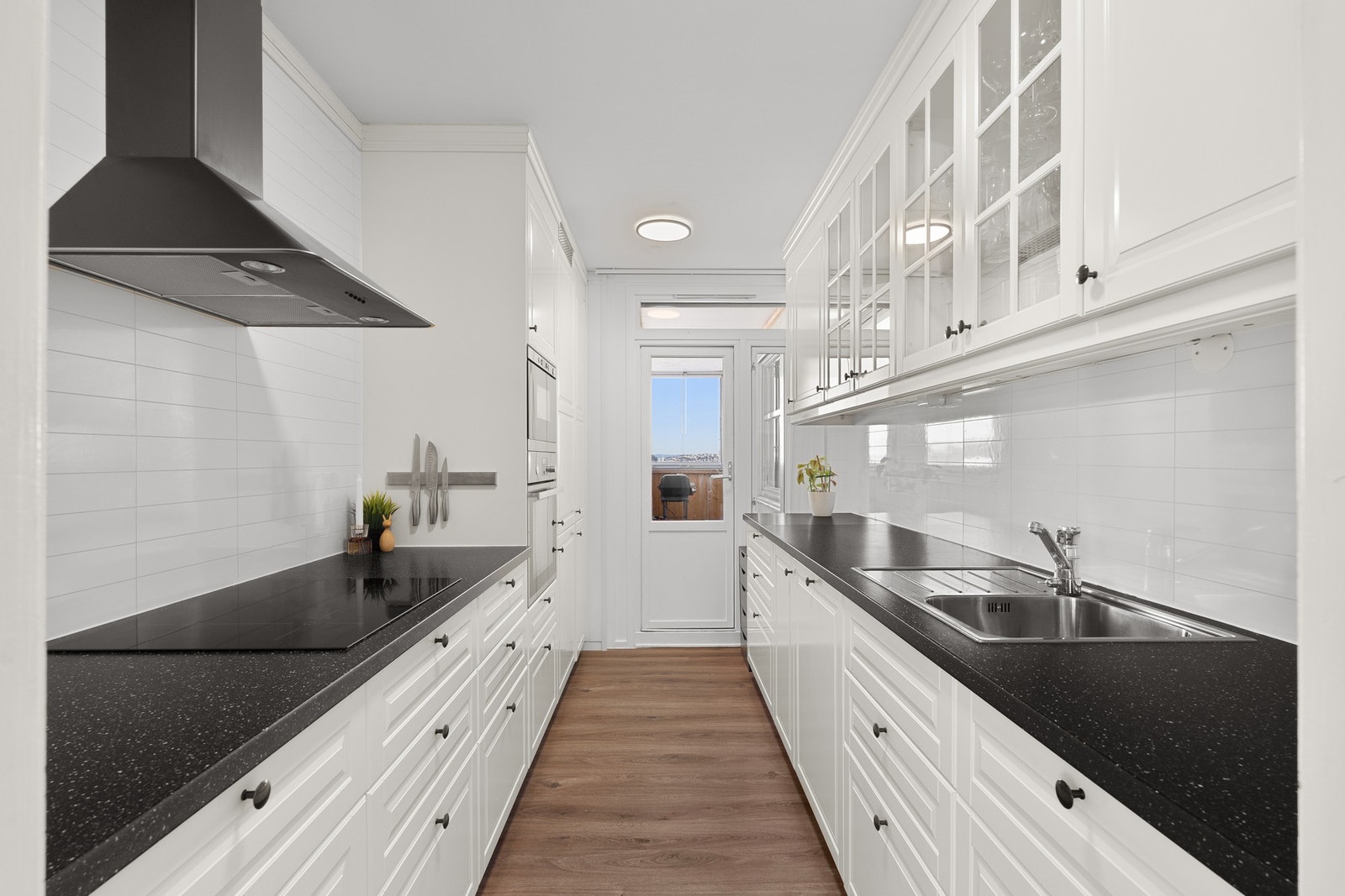 Moderne kjøkken fra 2015 med alt av integrerte hvitevarer. Galleribilde