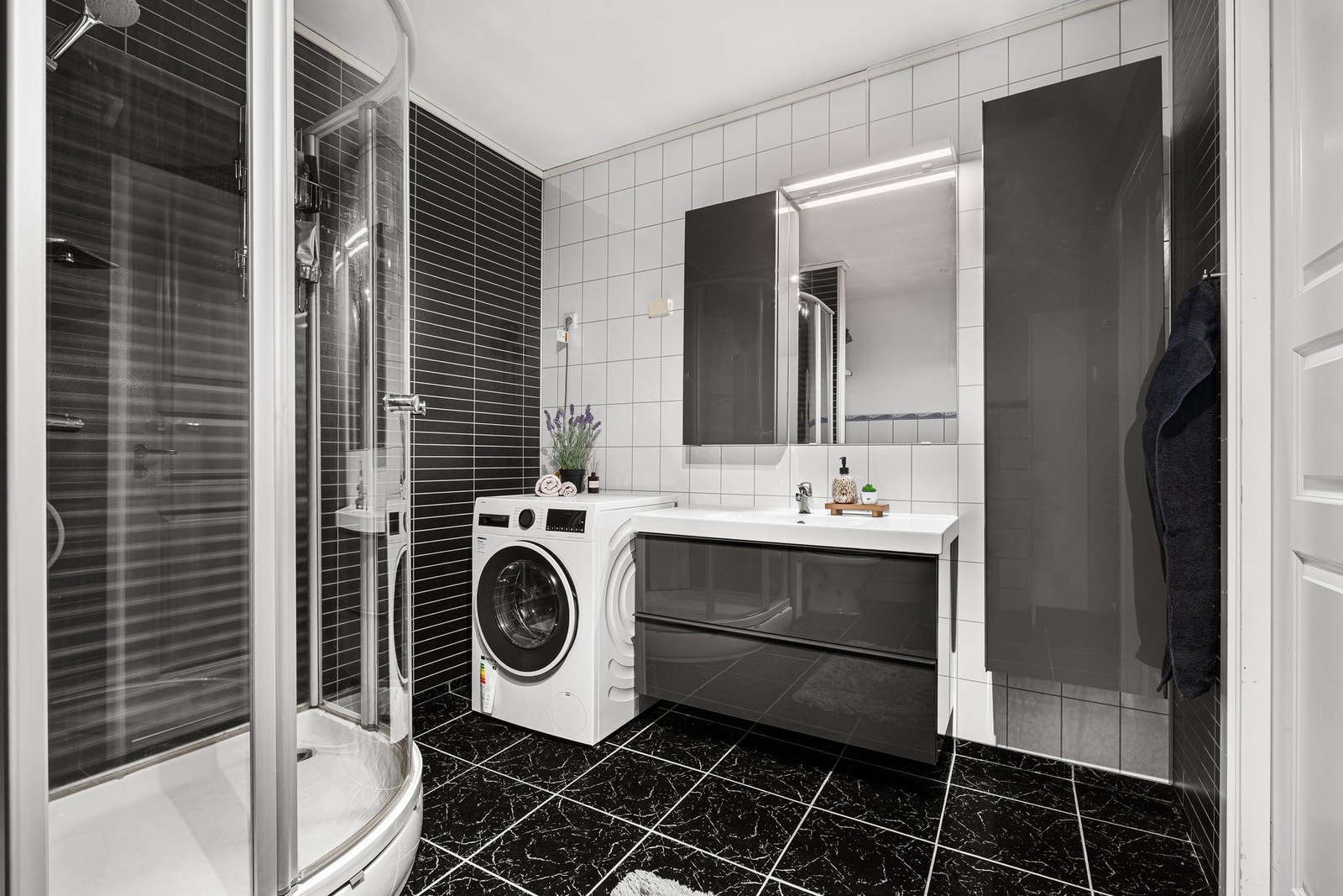 Badet er slått sammen med tidligere toalettrom og er nå på 7,5 kvm. Galleribilde