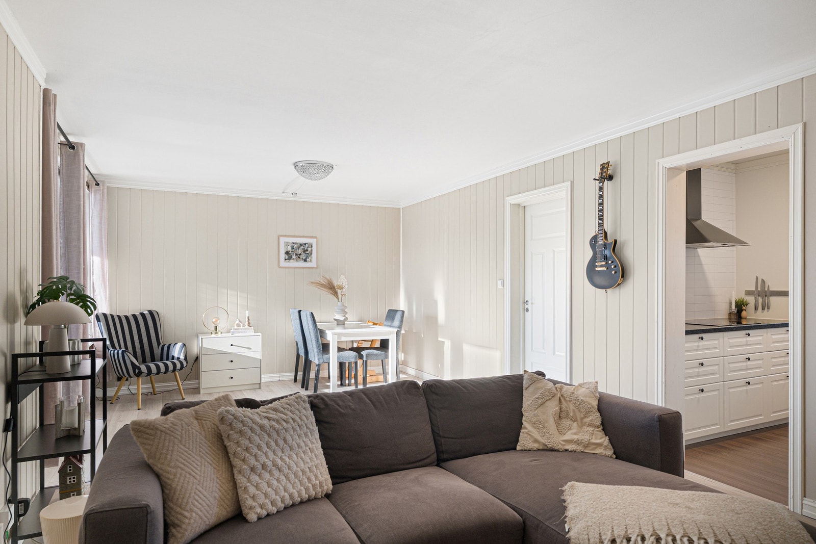 Moderne og tidsriktig fargevalg gjennom hele leiligheten. Galleribilde