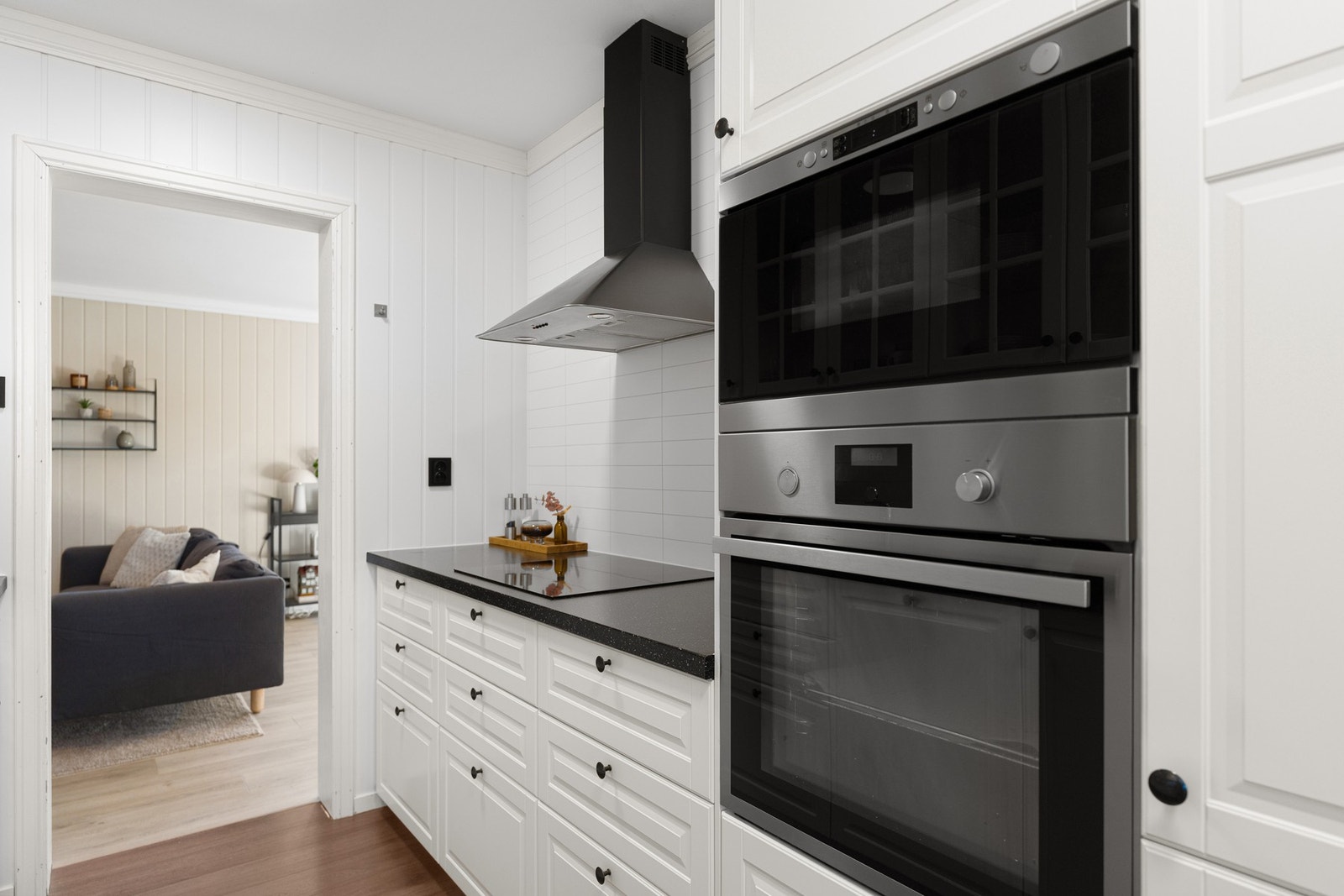 Rikelig med skap- og benkeplass. Perfekt for matlaging sammen med familien. Galleribilde