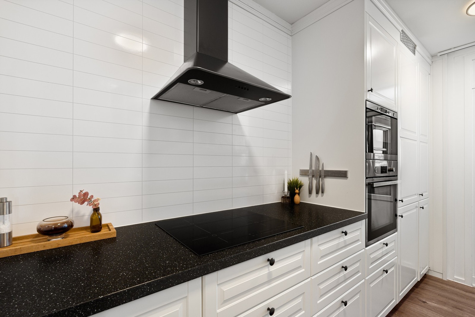 Enkel rengjøring med laminerte plater over benkeplaten. Galleribilde