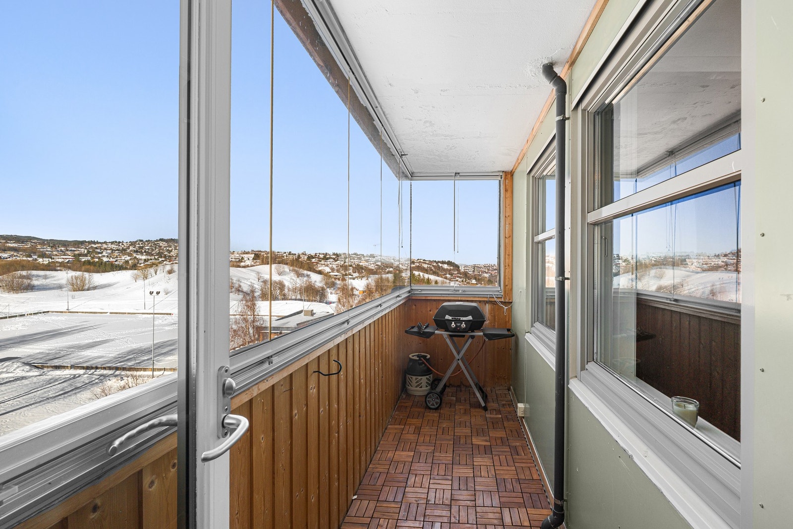 Fra kjøkkenet er det utgang til en koselig luftebalkong med kveldssol. Galleribilde