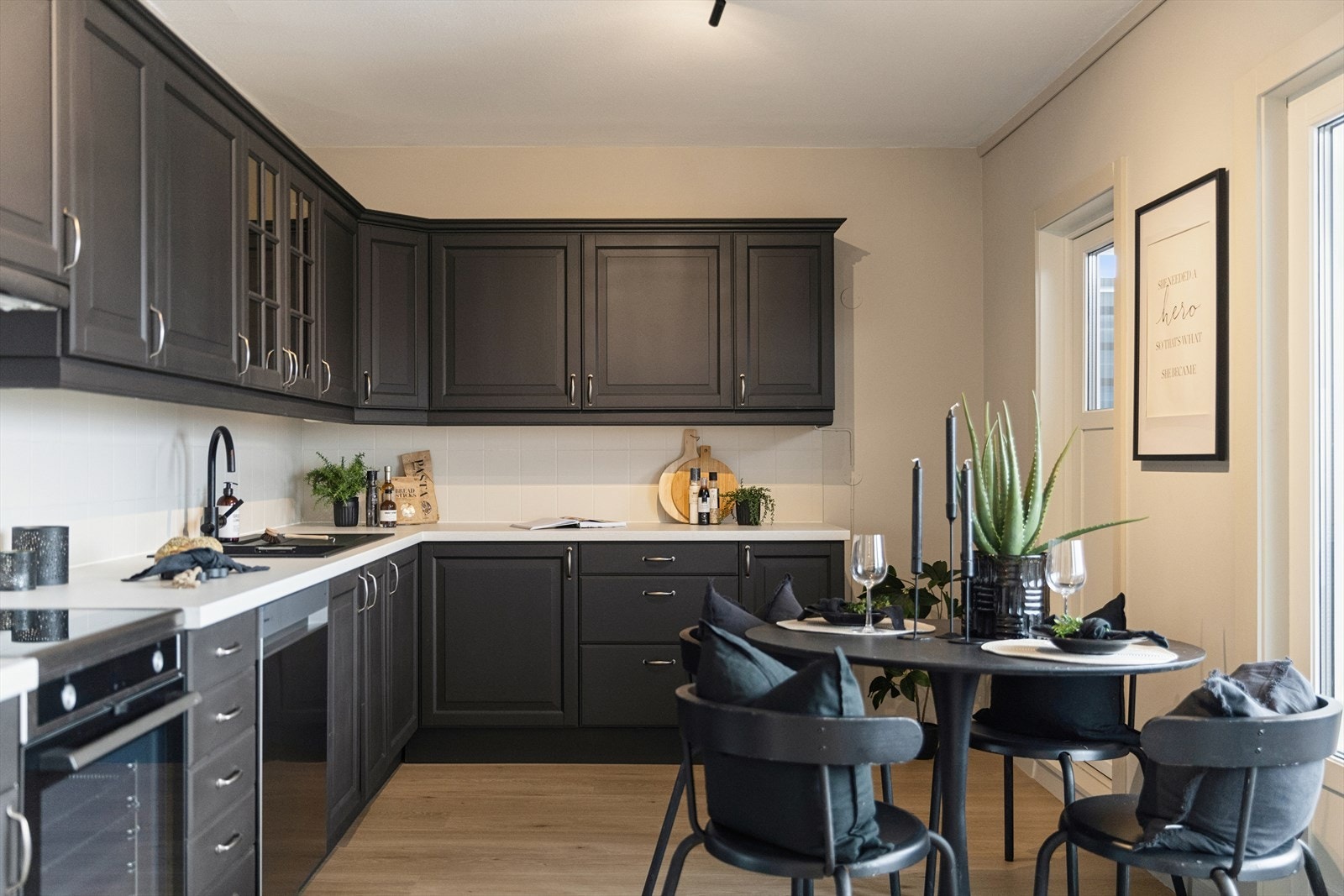 Oppgradert kjøkken med god lagringsplass. Det er ny benkeplate, vask, oppvaskmaskin og komfyr. Galleribilde