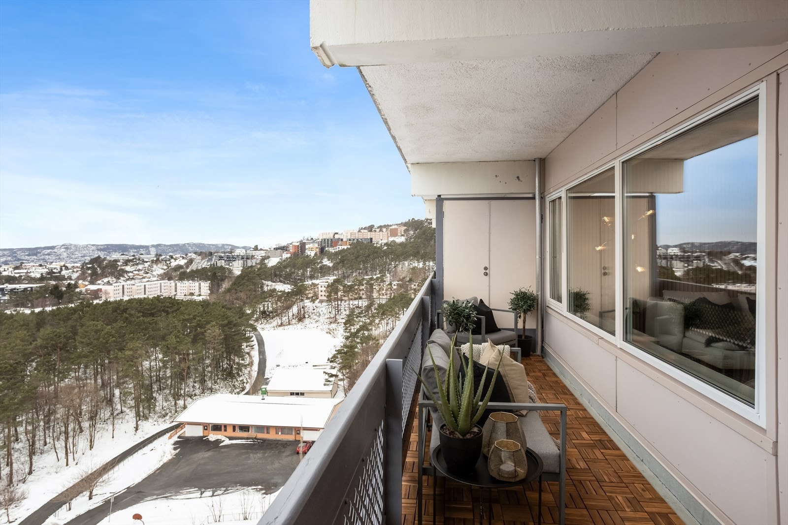 Romslig veranda med gode solforhold og plass til møblering. Galleribilde