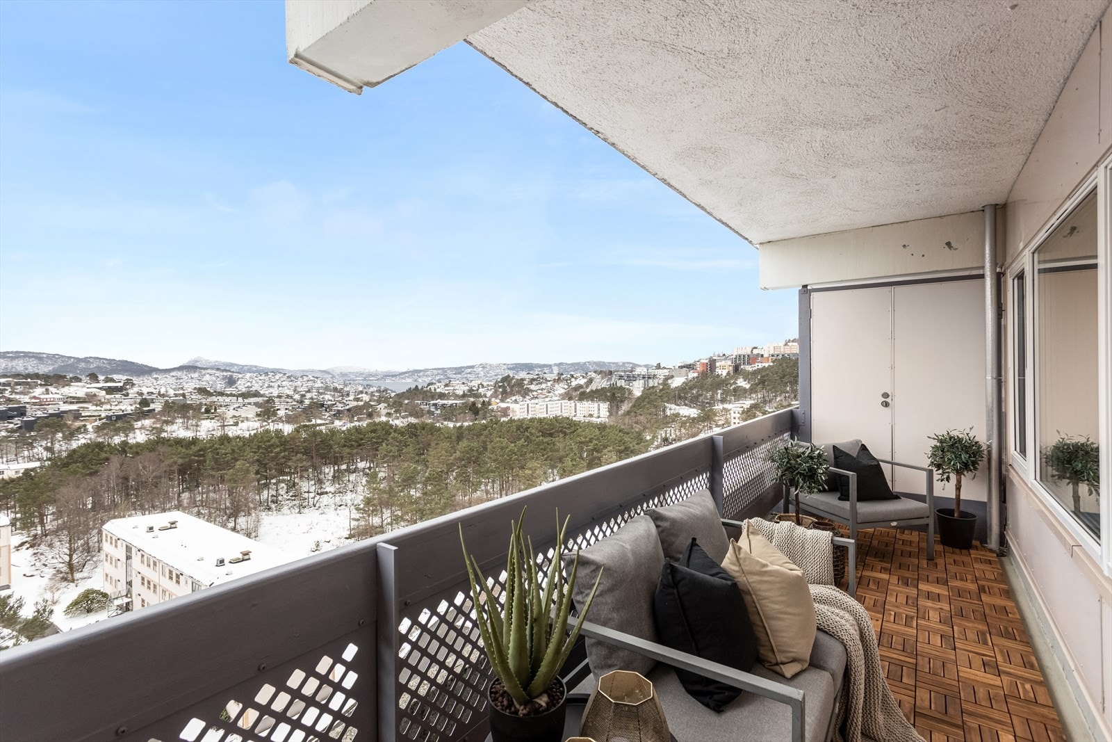 Solrik veranda med fantastisk utsikt. Galleribilde