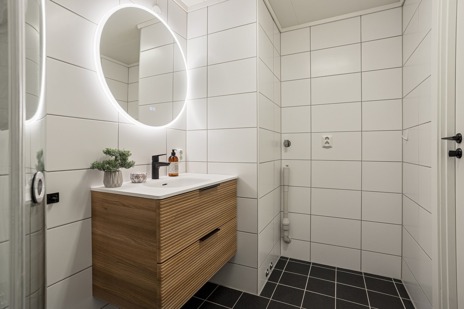 Stilrent bad med moderne innredning og god belysning. Galleribilde