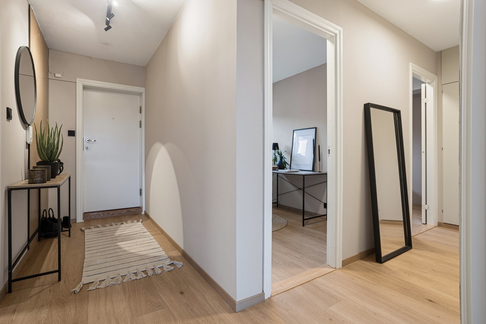 Lys og innbydende gang med enkel adgang til boligens øvrige rom. En ryddig og velkomponert entré som gir et svært godt førsteinntrykk. Galleribilde
