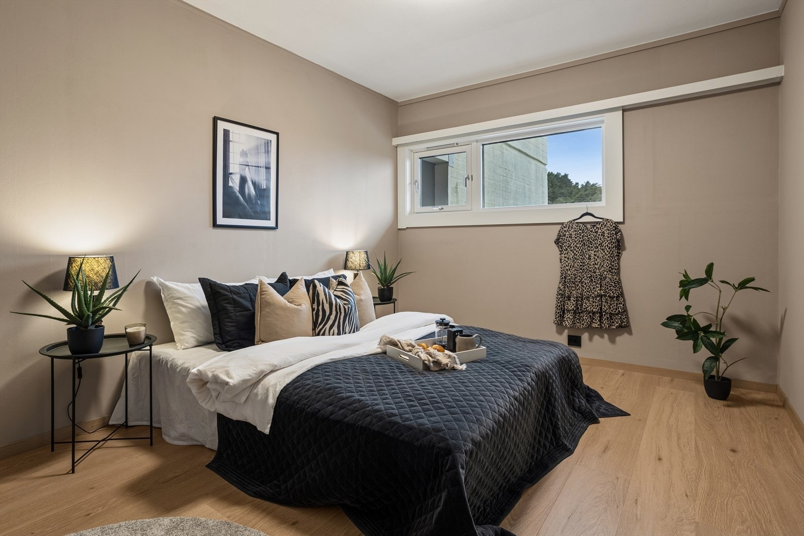 Hovedsoverom med god plass til dobbeltseng, nattbord og praktiske garderobeløsninger. Galleribilde