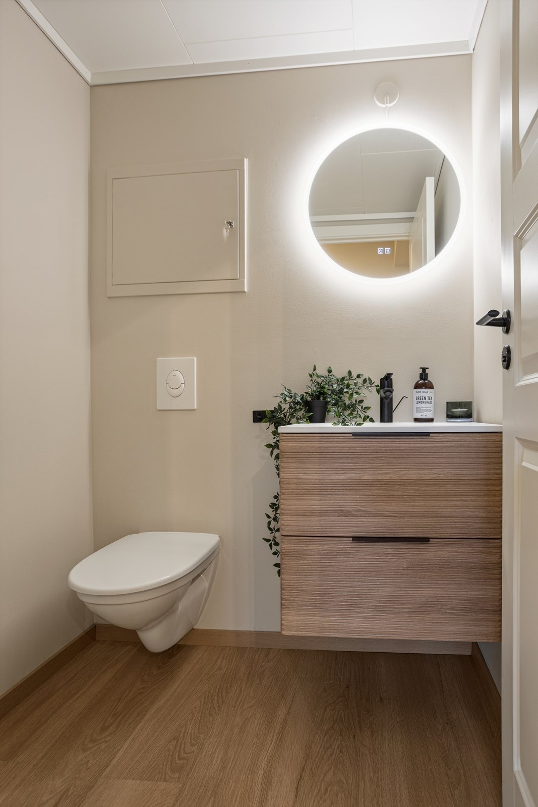 Separat toalettrom i samme stil som badet - en smart og praktisk hverdagsfordel. Galleribilde