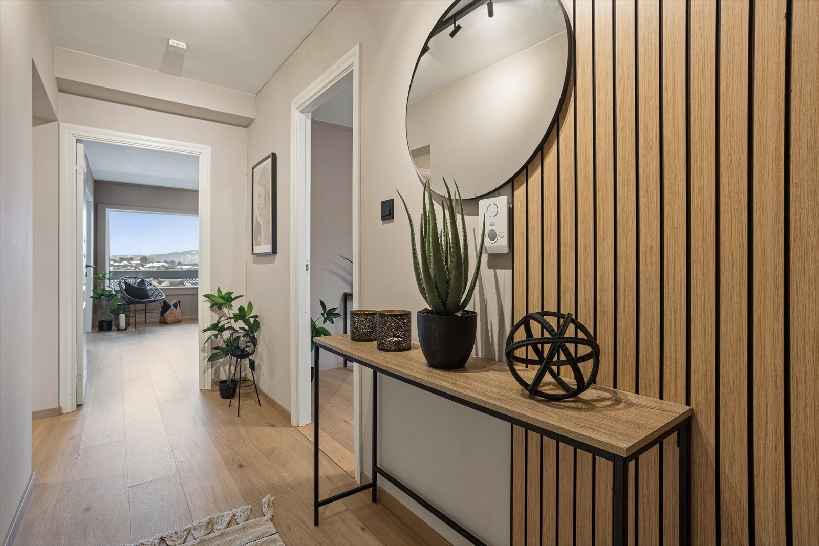 Pen og lys gang som binder rommene sammen på en naturlig måte. Galleribilde